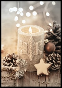 Bougie allumée avec une décoration en étoile tricotée parmi des pommes de pin et des boules de Noël-6