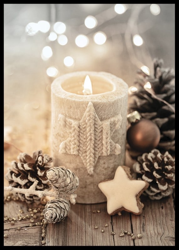 Bougie allumée avec une décoration en étoile tricotée parmi des pommes de pin et des boules de Noël-12
