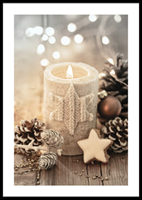 Bougie allumée avec une décoration en étoile tricotée parmi des pommes de pin et des boules de Noël-0