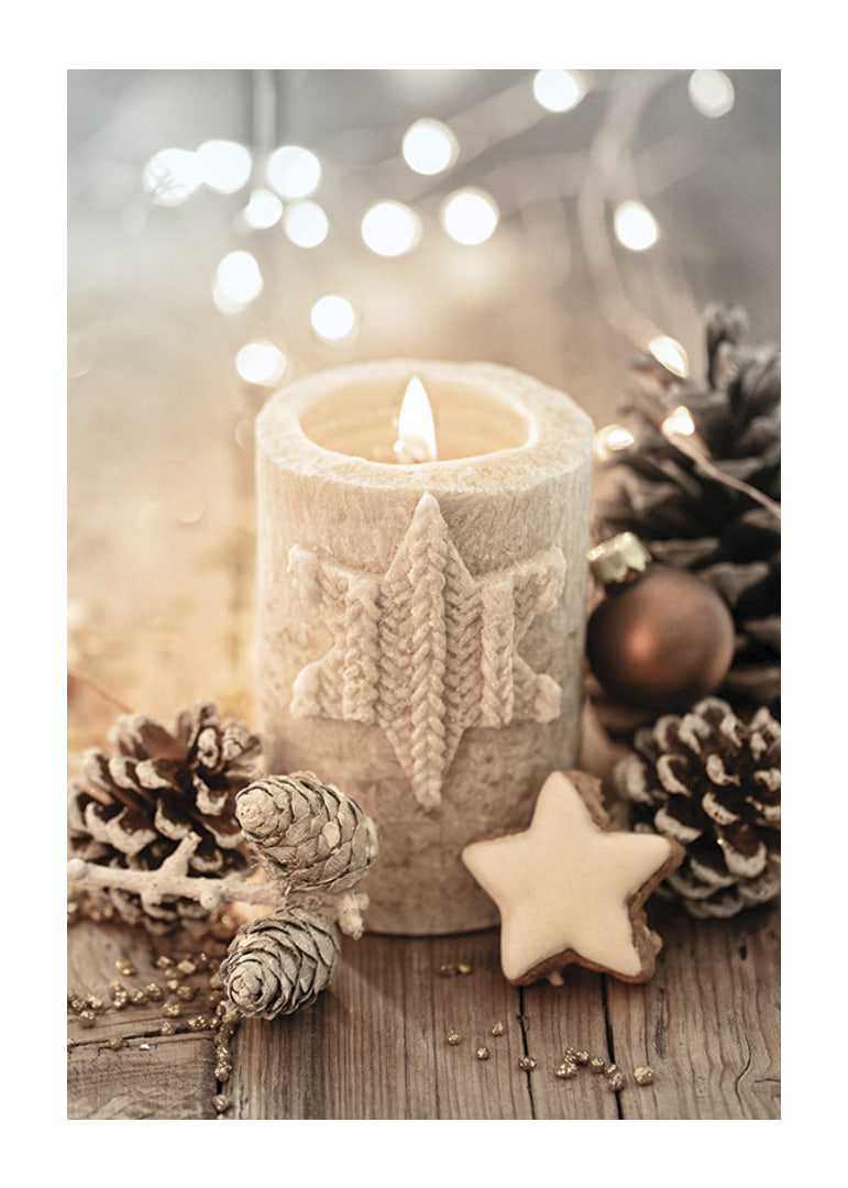 Bougie allumée avec une décoration en étoile tricotée parmi des pommes de pin et des boules de Noël-12