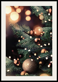 Albero di Natale con palline dorate e fili di luce calda, fotografico-2