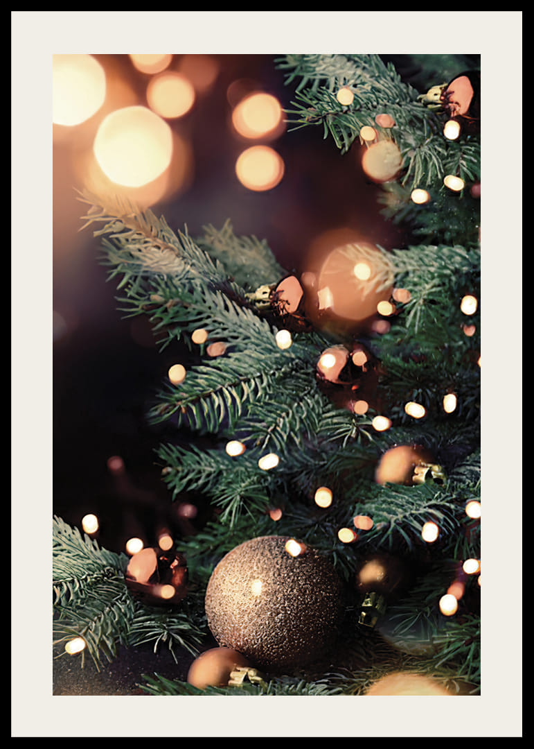 Albero di Natale con palline dorate e fili di luce calda, fotografico-12