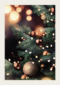 Albero di Natale con palline dorate e fili di luce calda, fotografico-3