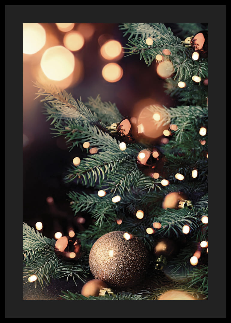 Albero di Natale con palline dorate e fili di luce calda, fotografico-12