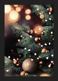 Albero di Natale con palline dorate e fili di luce calda, fotografico-5