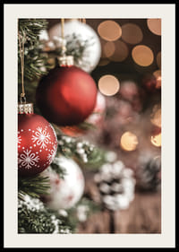 Nærbillede af røde og hvide julekugler på et fyrretræ med bokeh-2
