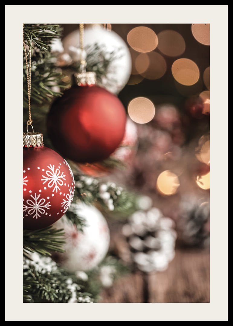 Nærbillede af røde og hvide julekugler på et fyrretræ med bokeh-12