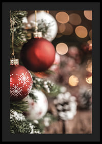 Nærbillede af røde og hvide julekugler på et fyrretræ med bokeh-4