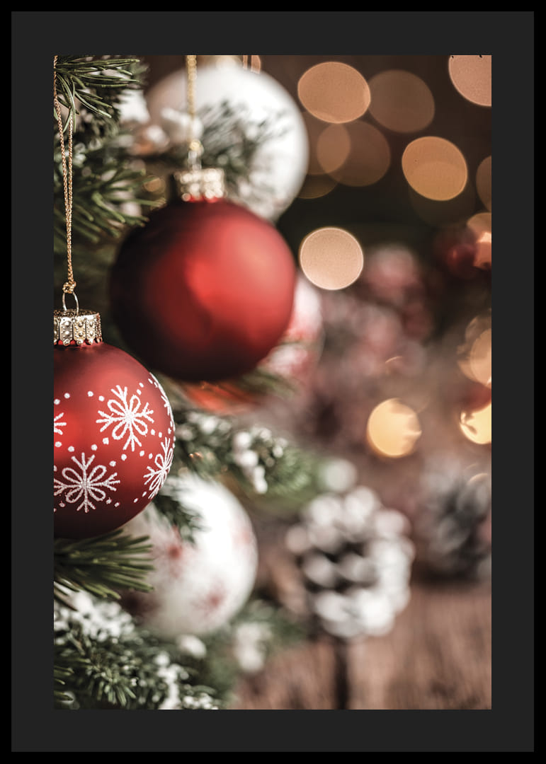 Nærbillede af røde og hvide julekugler på et fyrretræ med bokeh-12