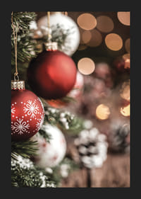 Nærbillede af røde og hvide julekugler på et fyrretræ med bokeh-5