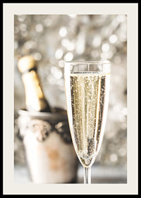Fotografiskt närbild av champagneglas med bubblor och suddig flaska i bakgrunden-2