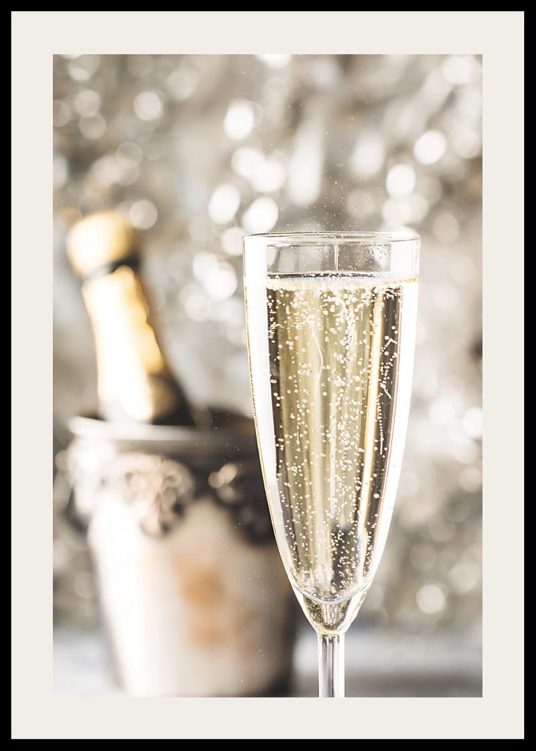 Fotografiskt närbild av champagneglas med bubblor och suddig flaska i bakgrunden-12