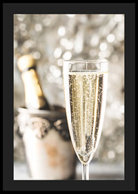 Fotografiskt närbild av champagneglas med bubblor och suddig flaska i bakgrunden-4