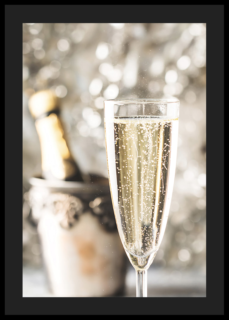 Fotografiskt närbild av champagneglas med bubblor och suddig flaska i bakgrunden-12