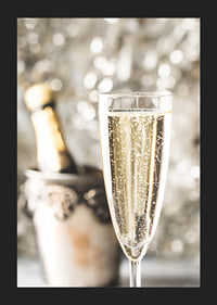 Fotografiskt närbild av champagneglas med bubblor och suddig flaska i bakgrunden-5