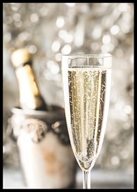 Fotografiskt närbild av champagneglas med bubblor och suddig flaska i bakgrunden-6