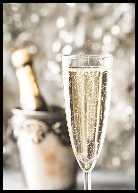 Fotografiskt närbild av champagneglas med bubblor och suddig flaska i bakgrunden-12
