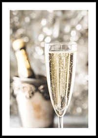 Fotografiskt närbild av champagneglas med bubblor och suddig flaska i bakgrunden-0