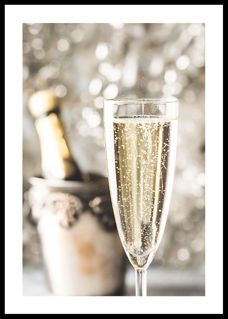 Fotografiskt närbild av champagneglas med bubblor och suddig flaska i bakgrunden-12