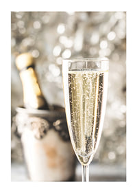 Fotografiskt närbild av champagneglas med bubblor och suddig flaska i bakgrunden-1