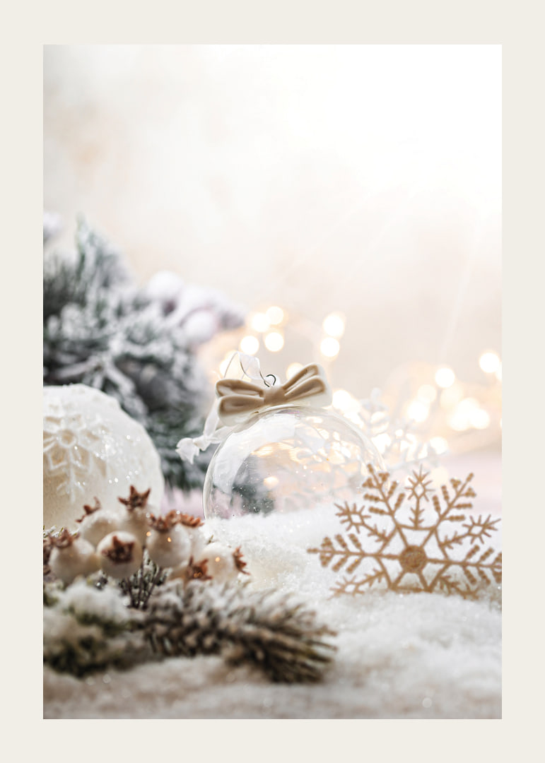Decorazioni natalizie fotografiche nei toni del beige chiaro e del bianco-12