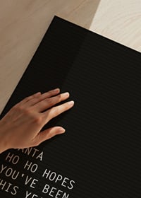 Svart letter board med vit jultext i enkel typografi-3