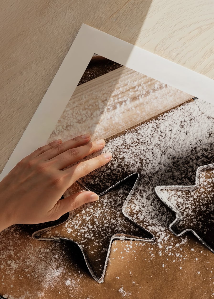 Zbliżenie na ciasto piernikowe z foremkami, laskami cynamonu i cukrem pudrem-12
