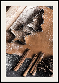 Nærbillede af peberkagedej med forme, kanelstænger og flormelis-2