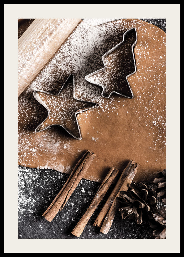 Nærbillede af peberkagedej med forme, kanelstænger og flormelis-12