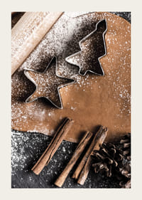 Nærbillede af peberkagedej med forme, kanelstænger og flormelis-3