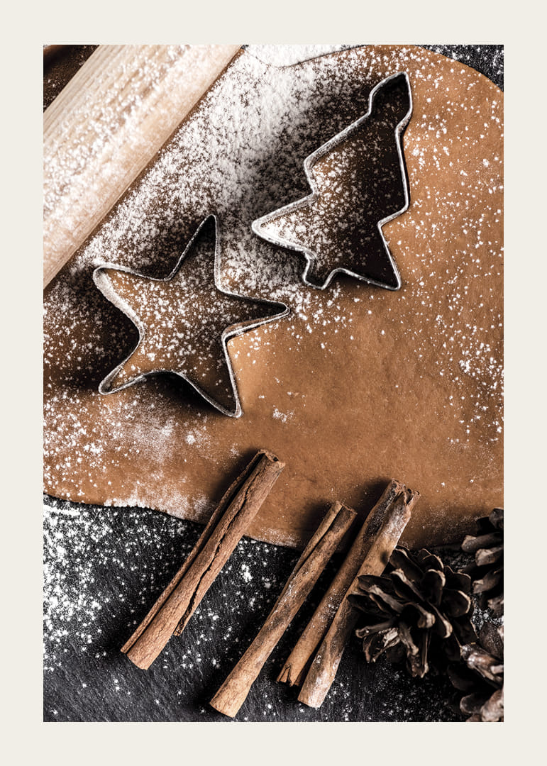 Nærbillede af peberkagedej med forme, kanelstænger og flormelis-12