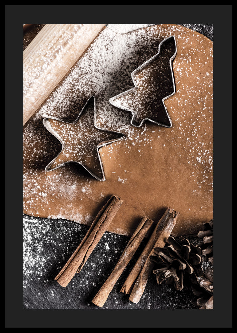 Nærbillede af peberkagedej med forme, kanelstænger og flormelis-12