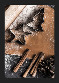 Nærbillede af peberkagedej med forme, kanelstænger og flormelis-5