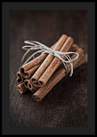 Nærbillede af kanelstænger i et bundt på mørkt træbord-4