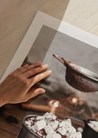 Fotografi av varm choklad med marshmallows i plåtmugg-9