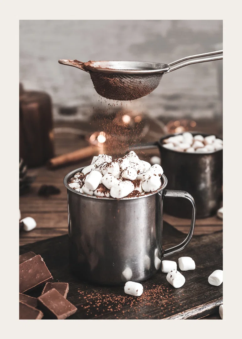 Fotografi av varm choklad med marshmallows i plåtmugg-12