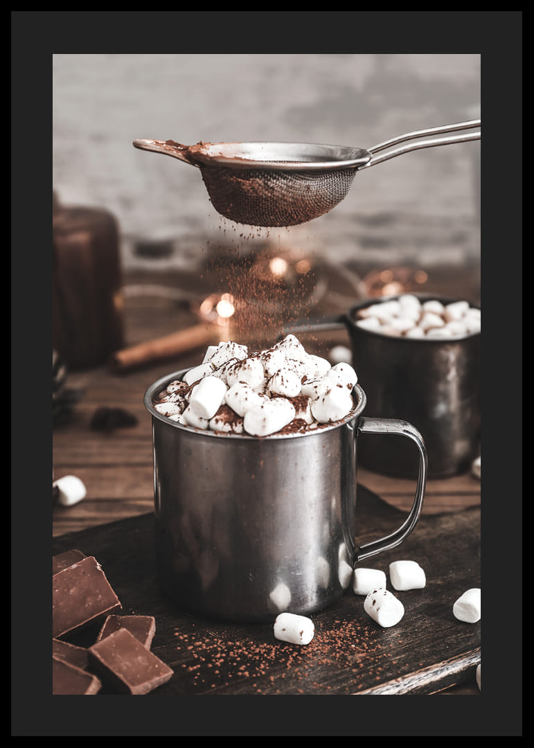 Forró csokoládé fényképe pillecukorral egy bádogbögrében-12