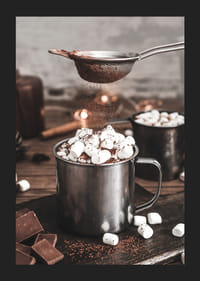 Forró csokoládé fényképe pillecukorral egy bádogbögrében-5