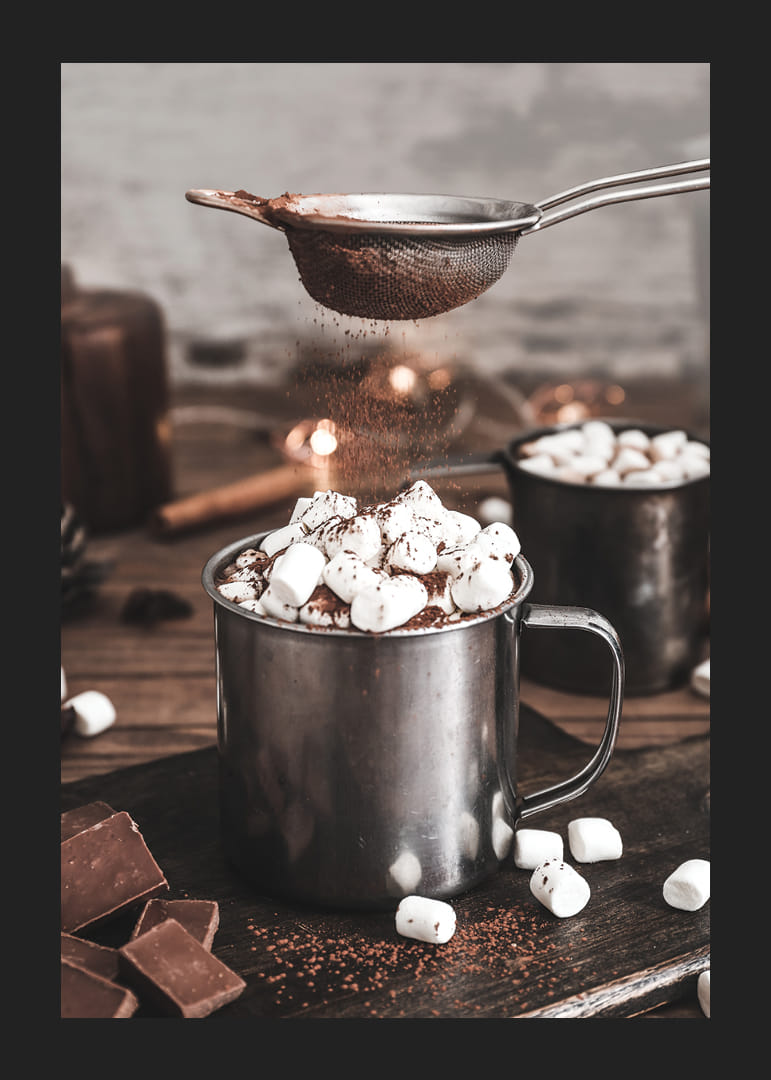 Forró csokoládé fényképe pillecukorral egy bádogbögrében-12