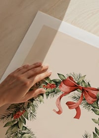 Geïllustreerde kerstkrans met rode bessen en strik op beige achtergrond-9