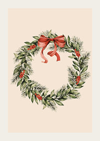 Geïllustreerde kerstkrans met rode bessen en strik op beige achtergrond-3