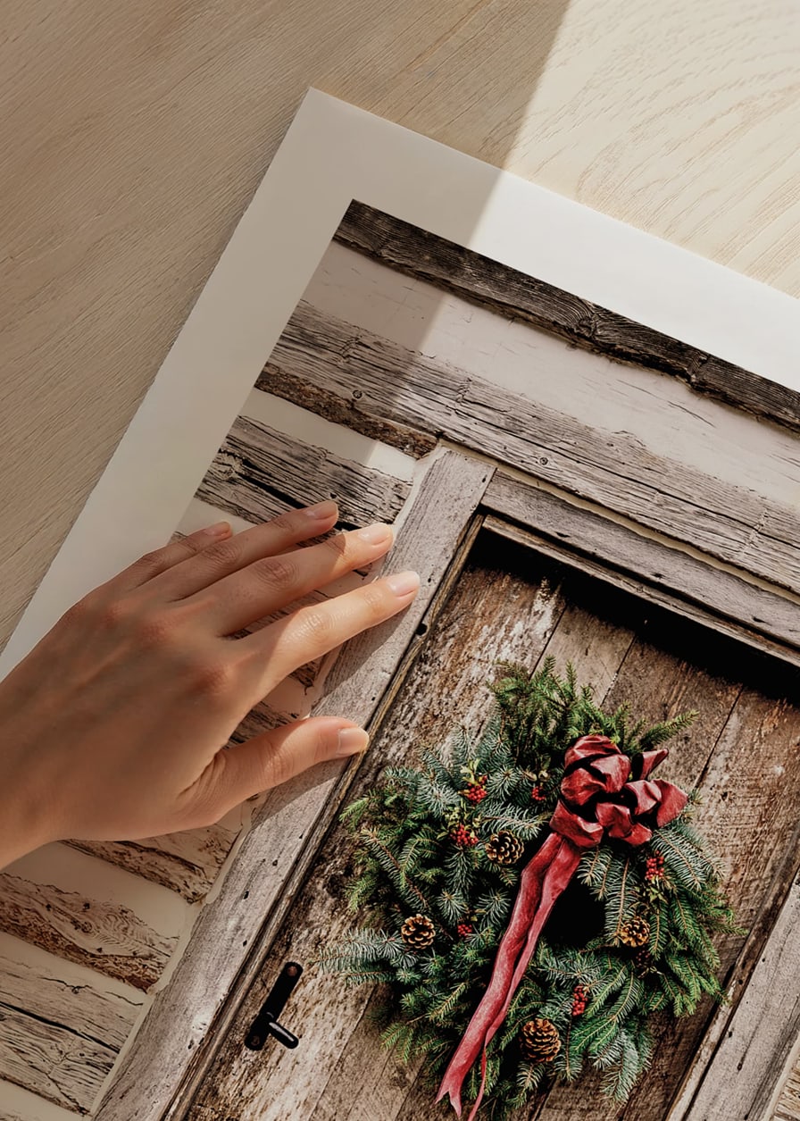 Fotografi av julkrans med röd rosett på träfärgad dörr-12