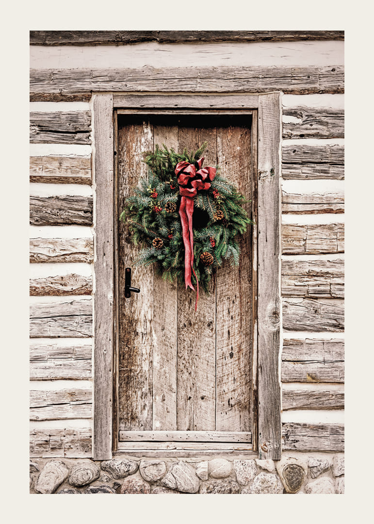 Fotografi af julekrans med rød sløjfe på en farvet trædør-12