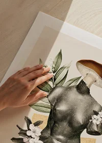 Abstrakt antik skulpturtorso med blommor och gröna blad-9