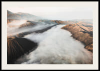 Fotografische Berglandschaft mit Vulkan und Nebeldecke in sanften Tönen-2