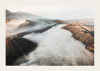 Fotografische Berglandschaft mit Vulkan und Nebeldecke in sanften Tönen-3