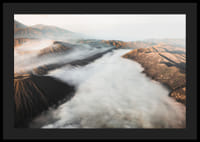Fotografische Berglandschaft mit Vulkan und Nebeldecke in sanften Tönen-4