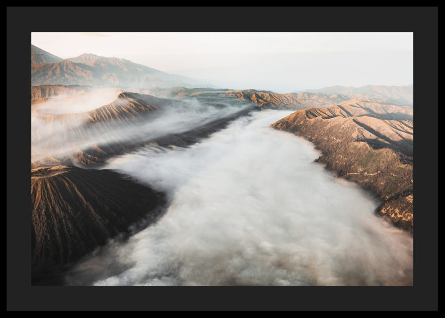 Fotografische Berglandschaft mit Vulkan und Nebeldecke in sanften Tönen-12