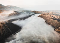 Fotograficzny krajobraz górski z wulkanem i mglistą kołdrą w stonowanych barwach-7