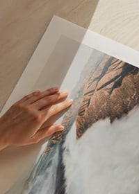 Fotograficzny krajobraz górski z wulkanem i mglistą kołdrą w stonowanych barwach-9